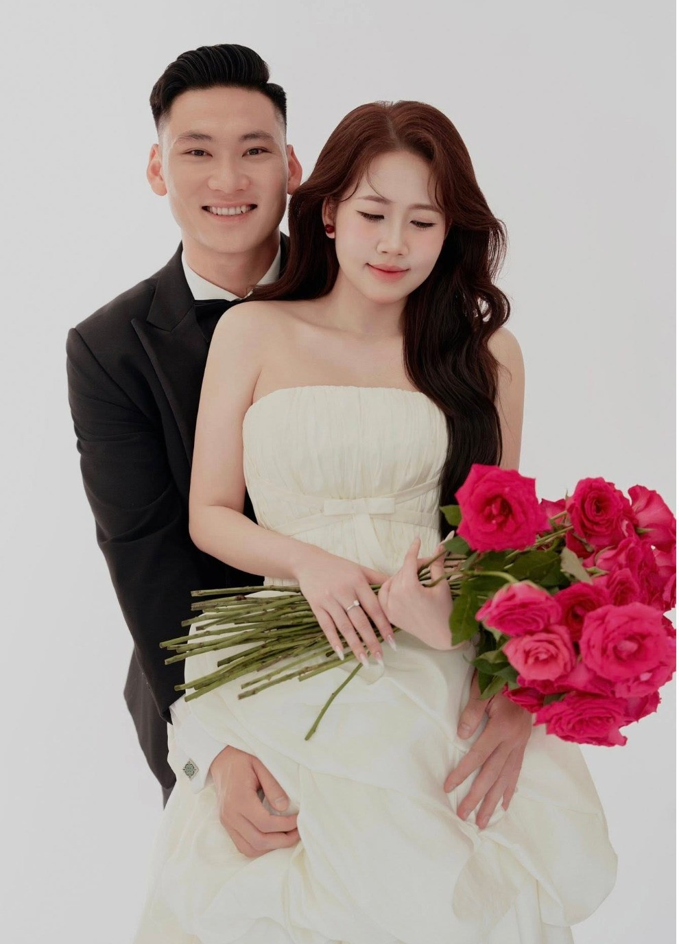 Trong loạt ảnh được chia sẻ, chú rể Trịnh Xuân Hoàng gây ấn tượng với vẻ ngoài điển trai, lịch lãm trong vest đen - trắng. Sánh đôi cùng anh là cô dâu Ngọc Ánh, rạng rỡ trong chiếc váy cưới bồng bềnh, khoe nhan sắc trẻ trung, cuốn hút.