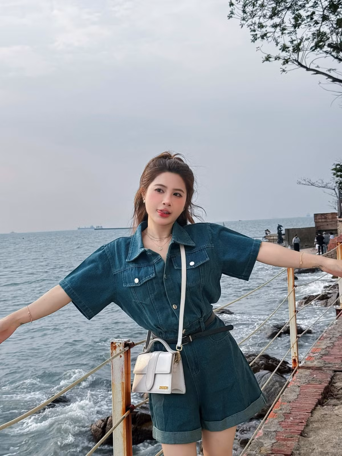 Quỳnh Ami khiến nhiều fan nam mê đắm đuối, "trồng cây si", nhận làm vợ quốc dân… Không thể phủ nhận, nhờ sức hút trên mạng xã hội, cô nàng xinh đẹp này có thêm nhiều cơ hội phát triển bản thân ở các lĩnh vực khác nữa: mẫu ảnh, KOL…