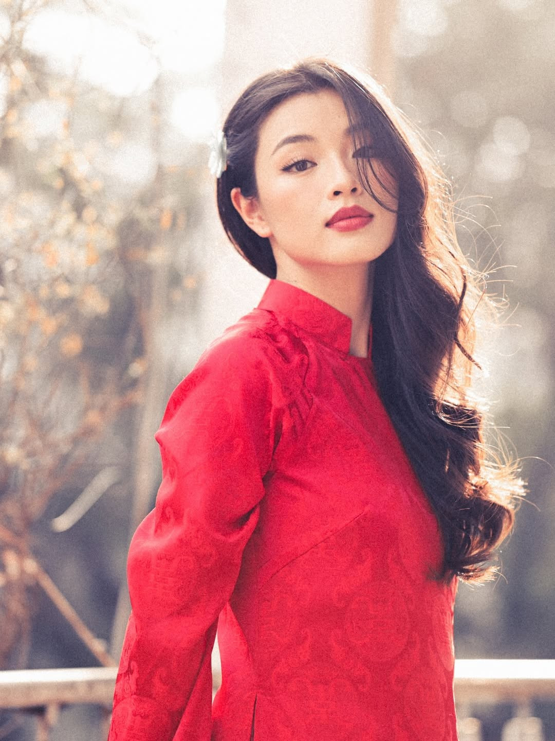 Khoác áo dài đỏ – biểu tượng của vẻ đẹp truyền thống Việt, Phạm Nguyễn Lan Thy không chỉ tôn vinh trang phục dân tộc mà còn thổi vào đó tinh thần hiện đại.