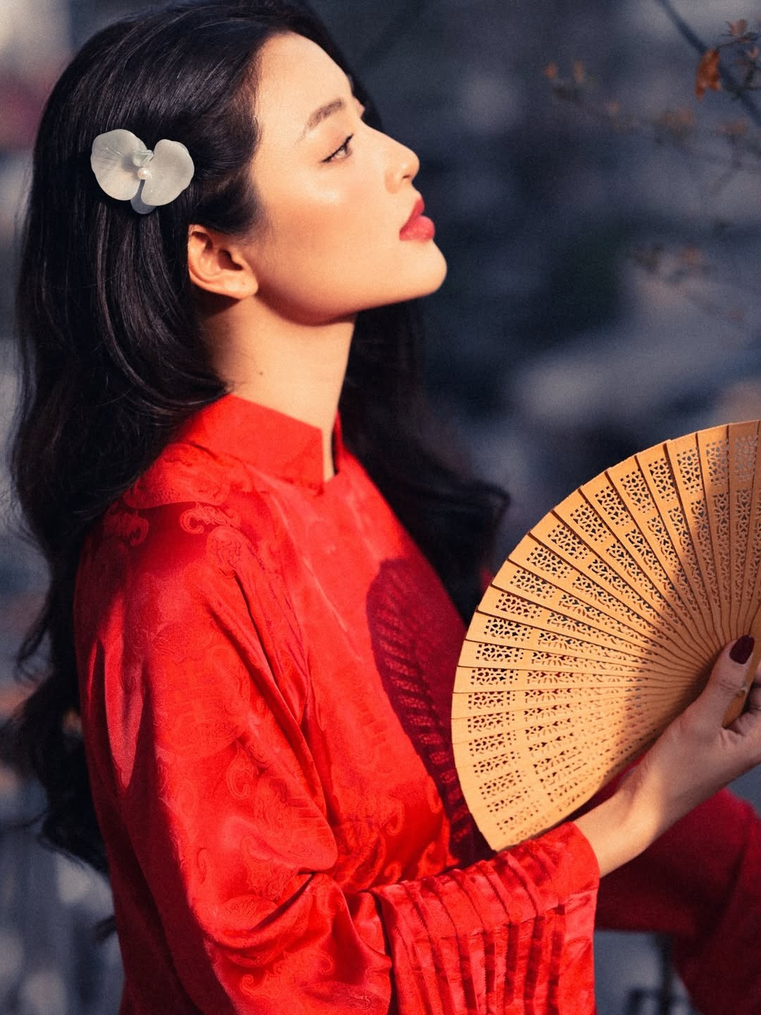 Thần thái tự tin, nhẹ nhàng khi đứng giữa không gian phố thị khiến Lan Thy được ví như “nàng thơ” bước ra từ những câu chuyện điện ảnh, vừa gần gũi vừa khó nắm bắt.