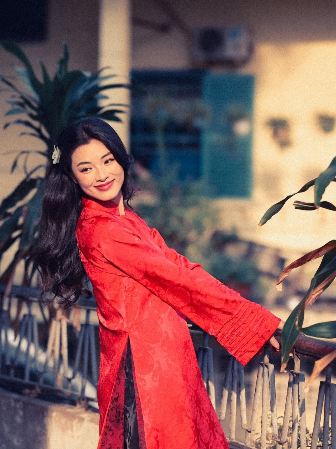 Nhan sắc của Lan Thy gây ấn tượng bởi vẻ đẹp điện ảnh hiếm gặp. Đôi mắt to, sâu và ánh nhìn có chiều sâu mang đến cảm giác vừa mong manh vừa bí ẩn.