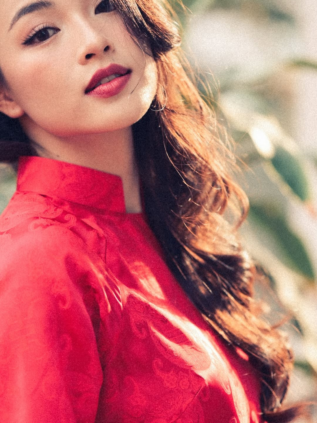 Ở Lan Thy, nét quyến rũ không đến từ sự phô trương mà nằm ở thần thái điềm tĩnh, ánh nhìn xa xăm và phong thái tự nhiên.