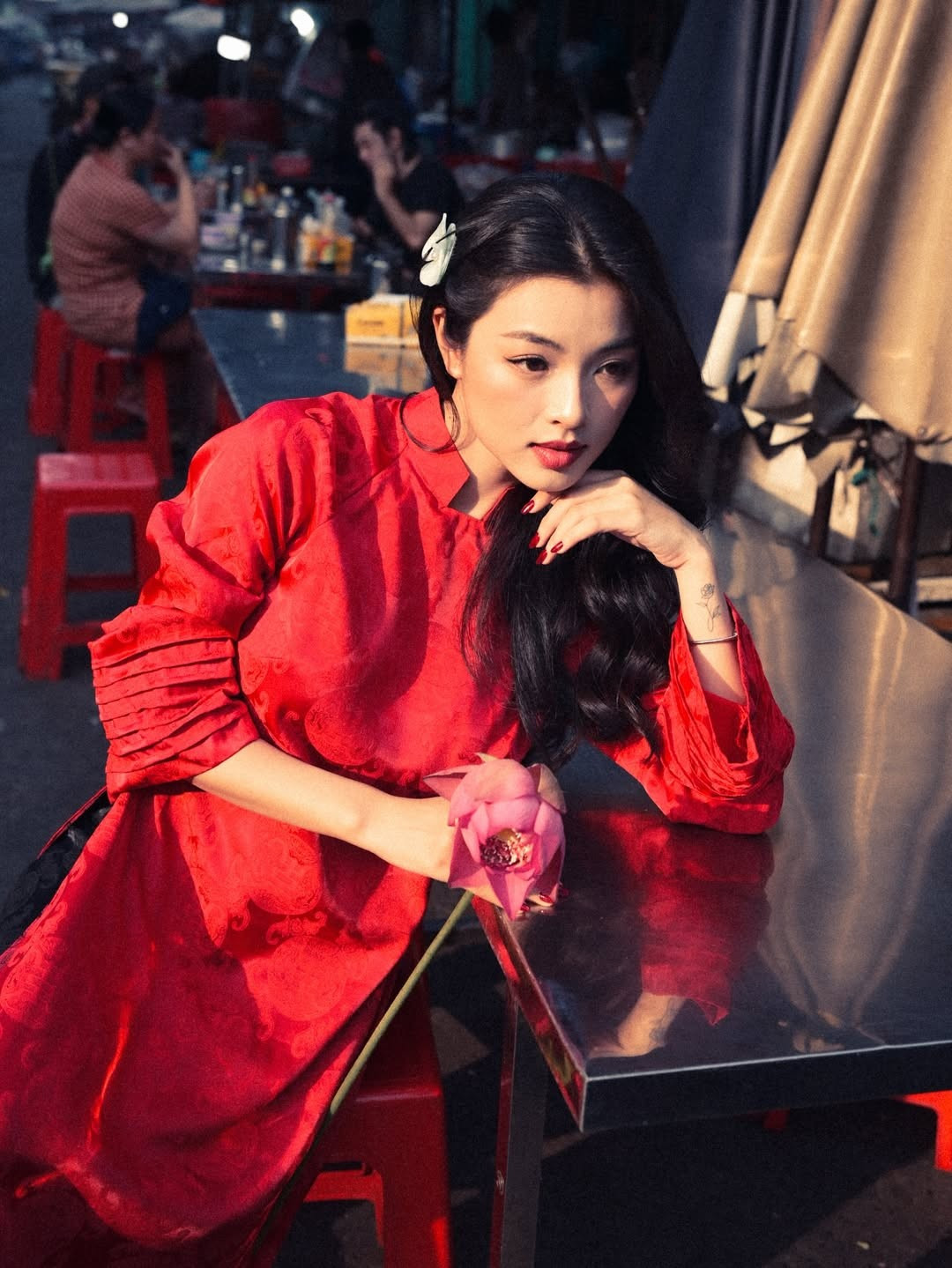 Không cần phụ kiện cầu kỳ, chỉ một bông hoa cài tóc nhỏ và mái tóc dài buông nhẹ cũng đủ tạo nên tổng thể hài hòa, giàu chất thơ của nữ diễn viên sinh năm 1998.