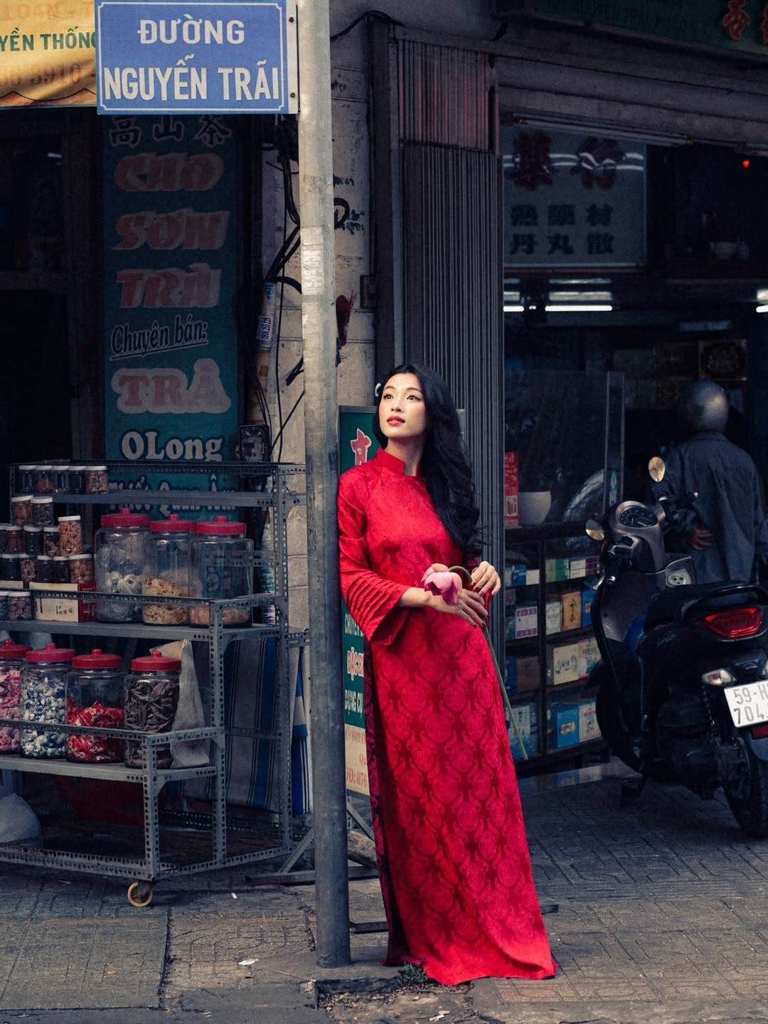 Gương mặt trái xoan, sống mũi cao thanh thoát cùng bờ môi đỏ trầm khiến mỗi khung hình của cô như một thước phim cũ, chậm rãi và đầy cảm xúc.