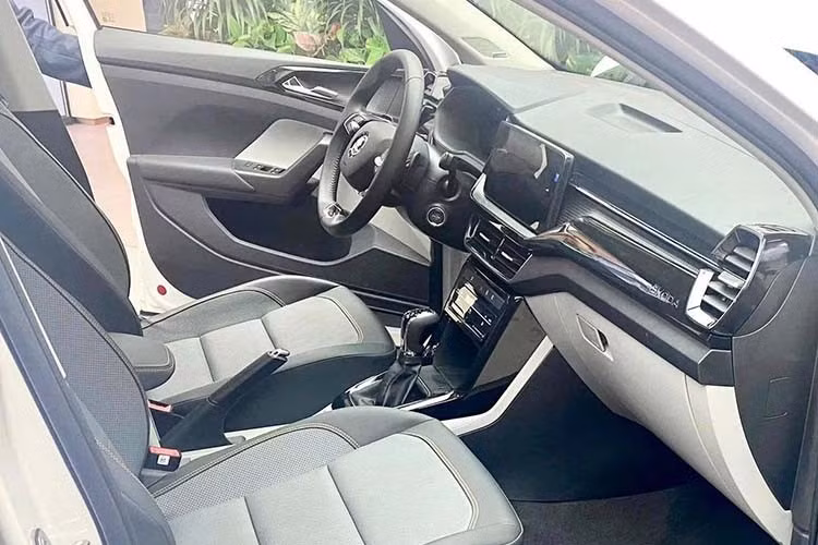 Hệ thống âm thanh 7 loa (gồm cả loa sub), ghế lái chỉnh điện và làm mát, điều hòa tự động một vùng, cửa gió hàng ghế sau, sạc không dây và cửa sổ trời.