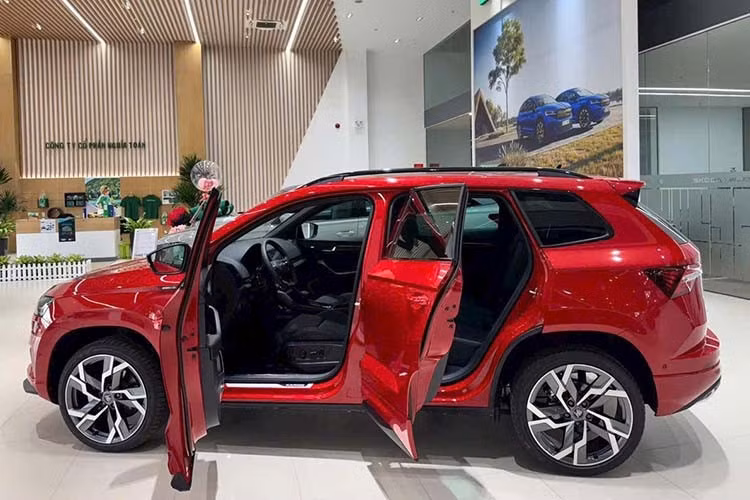 Khoang nội thất là điểm thể hiện rõ sự phân cấp giữa hai phiên bản. Bản Style sở hữu cụm đồng hồ điện tử hiện đại sau vô-lăng, màn hình giải trí trung tâm 10 inch hỗ trợ Apple CarPlay/Android Auto,...