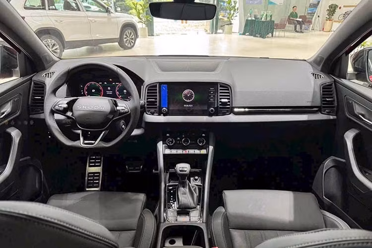 Trong khi đó, bản Ambition khiêm tốn hơn với cụm đồng hồ analog đi kèm màn hình phụ nhỏ, ghế chỉnh tay và dàn âm thanh 6 loa. Tuy nhiên, bản tiêu chuẩn vẫn được trang bị màn hình trung tâm 10 inch và điều hòa tự động.