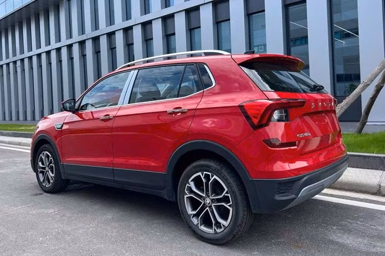 Về trang bị an toàn, cả hai phiên bản đều có những tính năng tiêu chuẩn như cân bằng điện tử, chống bó cứng phanh (ABS), hỗ trợ khởi hành ngang dốc, camera lùi, cảm biến va chạm sau và 6 túi khí.