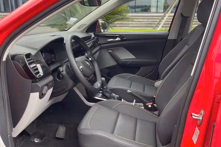 Cả hai phiên bản Kushaq đều dùng chung động cơ xăng 1.0L tăng áp, cho công suất 115 mã lực và mô-men xoắn cực đại 178 Nm, kết hợp hộp số tự động 6 cấp và hệ dẫn động cầu trước.