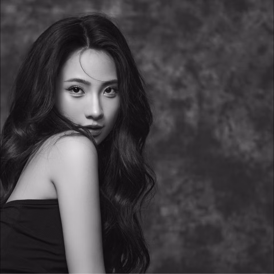 Từ tiền công vài trăm nghìn đồng một buổi chụp, Kim Oanh được nhiều shop biết tới dần rồi thù lao tăng dần. Đến nay cô có thể kiếm được vài chục triệu đồng mỗi tháng.