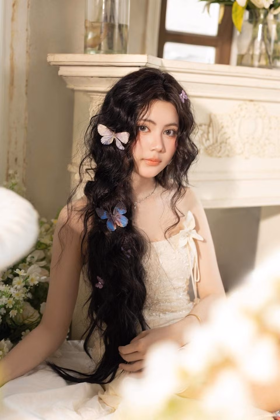 Khác với vẻ ngoài năng động, cá tính thường thấy, trong loạt ảnh lần này, Hạt Dẻ chọn phong cách nhẹ nhàng, tinh khôi với những bộ trang phục màu pastel, mái tóc buông xõa tự nhiên cùng nụ cười rạng rỡ.