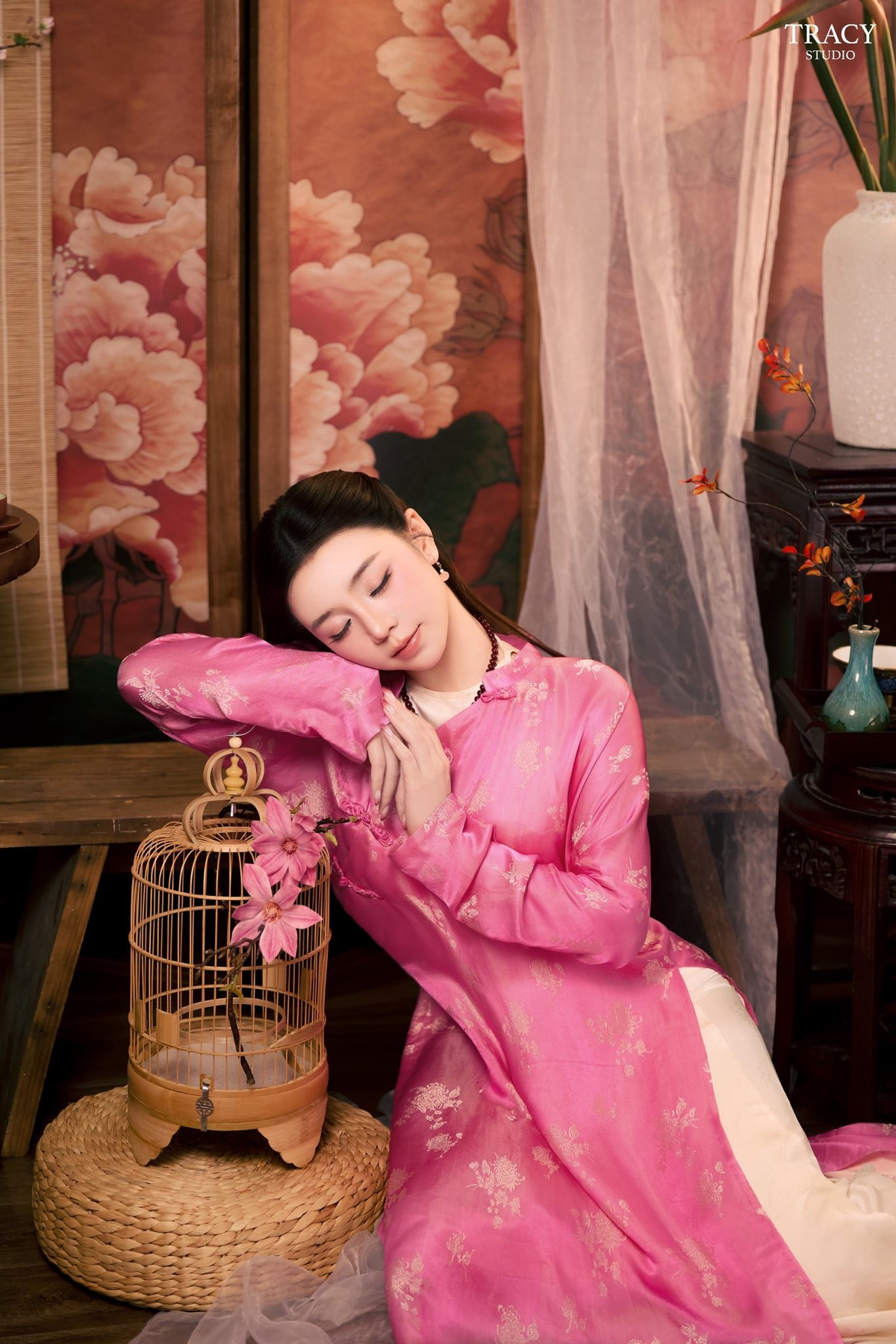 Tà áo dài không chỉ tôn vinh vẻ đẹp hình thể mà còn làm nổi bật khí chất dịu dàng, nữ tính – điều làm nên dấu ấn rất riêng của Quỳnh Kool.