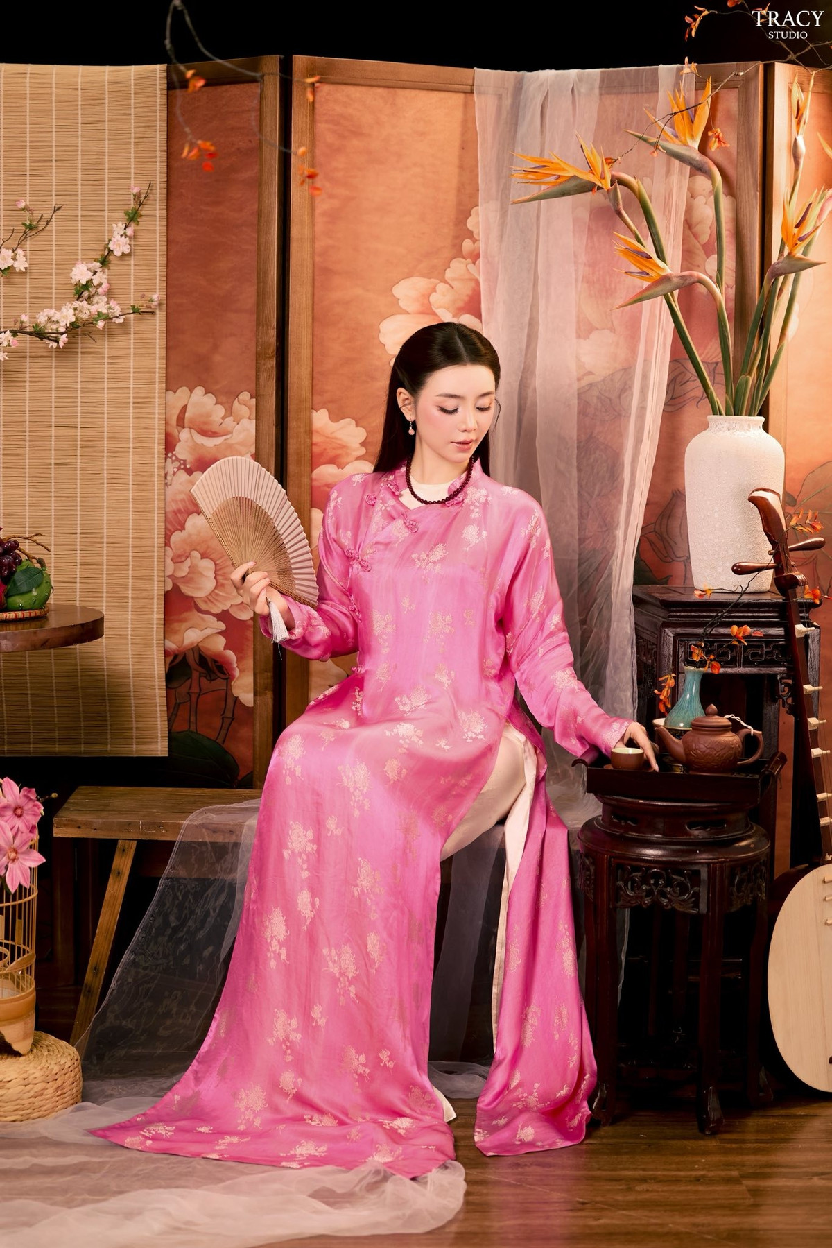 Xuất hiện trong loạt ảnh mới, Quỳnh Kool khiến người hâm mộ không khỏi xuýt xoa khi khoác lên mình tà áo dài truyền thống mang sắc hồng dịu dàng. Không cần tạo dáng cầu kỳ hay biểu cảm sắc sảo, nữ diễn viên vẫn ghi điểm tuyệt đối nhờ vẻ đẹp nền nã, thuần khiết nhưng không kém phần cuốn hút.