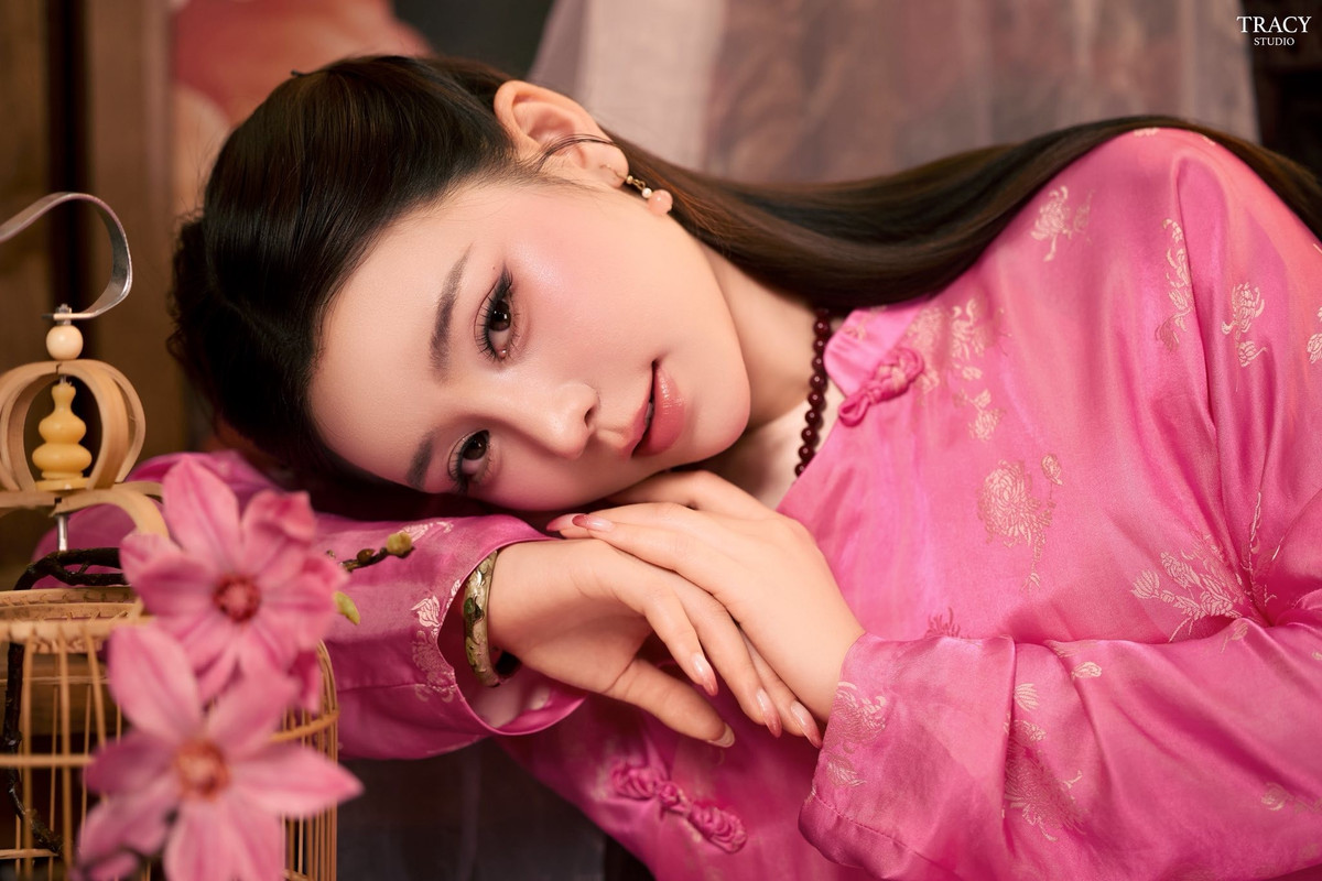 Kiểu tóc đen suôn mượt, được chải gọn gàng, kết hợp trang điểm trong veo giúp Quỳnh Kool mang dáng dấp của một thiếu nữ Hà thành xưa – dịu dàng, đằm thắm nhưng vẫn rất hiện đại.