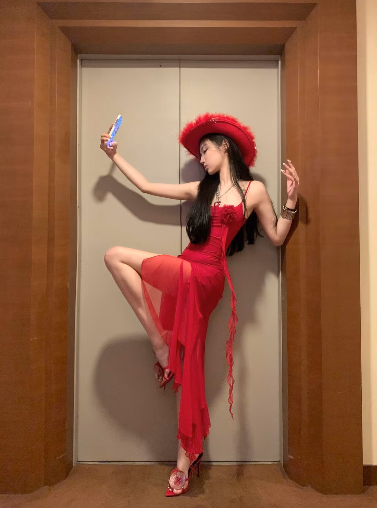 Nhiều cư dân mạng lại bênh vực cô gái, cho rằng mỗi người có quyền thể hiện cá tính riêng, miễn là không vi phạm pháp luật.