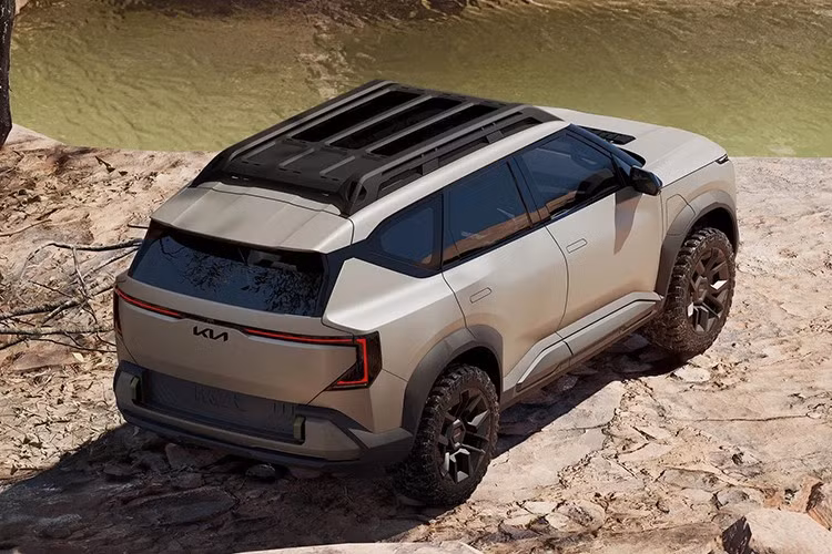 Ngoại hình Kia EV5 Weekender Concept nổi bật với thiết kế cản trước hầm hố, dải đèn viền LED chạy ngang phần đầu xe không giống các phiên bản EV5 tiêu chuẩn. Phiên bản thuần điện có màu sơn nhám cùng các chi tiết tạo sự tương phản màu xanh lá.