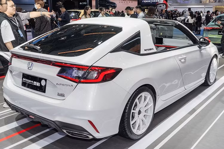 Tại thị trường Việt Nam, nhiều nguồn tin cho biết Honda cũng đang rục rịch đưa về mẫu xe Prelude 2 được ví von như "Civic 2 cửa". So với Integra thì Prelude có thiết kế hiền hòa với nhiều đường nét mềm mại hơn.