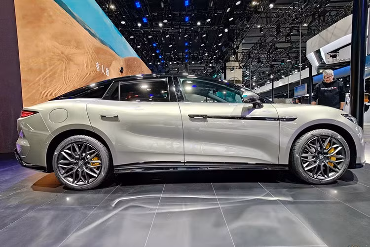 BYD Han L 2026 mới gây chú ý ngay từ cái nhìn đầu tiên với nắp capo chạm khắc sắc sảo, hai đường gân kép tạo điểm nhấn khí động học. Cụm đèn pha LED thanh mảnh, tay nắm cửa ẩn và đặc biệt là cảm biến LiDAR gắn trên nóc, gợi ý khả năng lái tự động thế hệ mới.