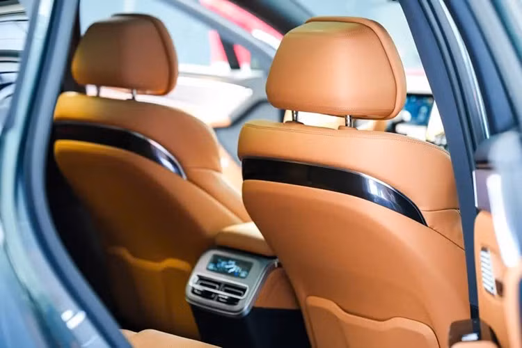 Han L EV được phát triển trên nền tảng Super e 1.000V, dùng pin sạc nhanh 83,2kWh, hỗ trợ sạc hiệu suất cao. Xe có 2 cấu hình 1 hoặc 2 motor điện, công suất tối đa 810kW. Tăng tốc từ 0–100km/h chỉ 2,7 giây.