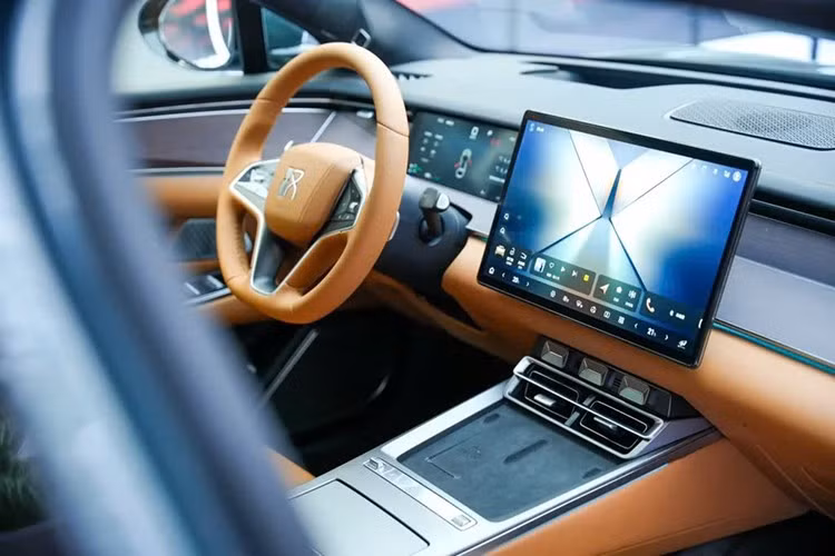 Không gian cabin của Han L đi theo triết lý “home-style” của BYD với vô lăng ba chấu, bảng đồng hồ kỹ thuật số toàn phần và bố cục thiết kế hướng đến sự thoải mái. Tất cả phiên bản đều tích hợp hệ thống hỗ trợ lái “God’s Eye B” (DiPilot 300), hỗ trợ dẫn đường trong đô thị và cao tốc.