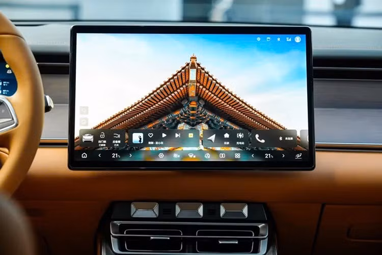 Phiên bản PHEV sử dụng động cơ 1.5T thế hệ mới (hiệu suất nhiệt 45,3%), kết hợp hai motor điện trước – sau, mỗi motor 200 kW, cho phạm vi hoạt động thuần điện 200km, tăng tốc từ 0-100km/h chỉ 3,9 giây.