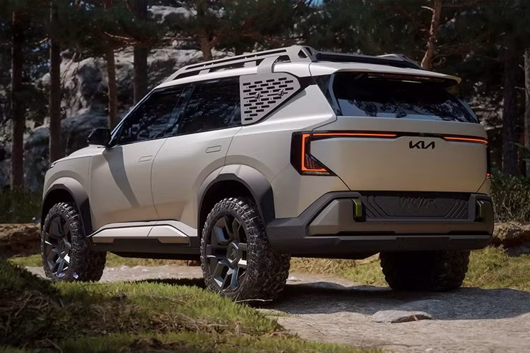 Mẫu xe SUV điện mang phong cách off-road Kia EV5 Weekender được trang bị bộ mâm đa chấu sơn đen cùng lốp AT, tăng khoảng sáng gầm. Nóc xe có baga mui quen thuộc của các dòng xe địa hình.