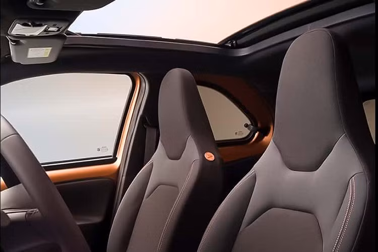 Xe cũng được trang bị hệ thống mở cửa thông minh, cảm biến đỗ xe trước và sau, và có thể mua thêm gói Premium Pack bổ sung mui vải bạt có thể thu gọn và hệ thống âm thanh cao cấp JBL. Giá khởi điểm cho phiên bản này là 26.045 bảng Anh (34.230 USD - 845 triệu đồng). Cuối cùng nhưng không kém phần quan trọng, GR Sport là phiên bản cao cấp nhất trong dòng Toyota Aygo X 2026.