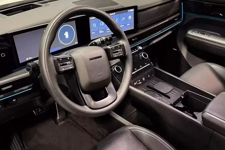 Ngoài ra, SantaFe Hybrid 2025 còn có bệ tì tay mở 2 chiều giữa hàng ghế trước, cửa cốp chỉnh điện thông minh, màn hình 12,3 inch, sạc điện thoại không dây, hỗ trợ giữ làn đường Lane Keeping Assist 2 và hệ thống kiểm soát hành trình thông minh dựa trên định vị.