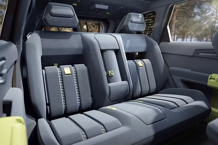 Khoang hành lý của EV5 Weekender Concept trang bị đầy đủ các phụ kiện dành cho các chuyến đi dã ngoại. Một số chi tiết sơn màu xanh EV tương tự ngoại thất.