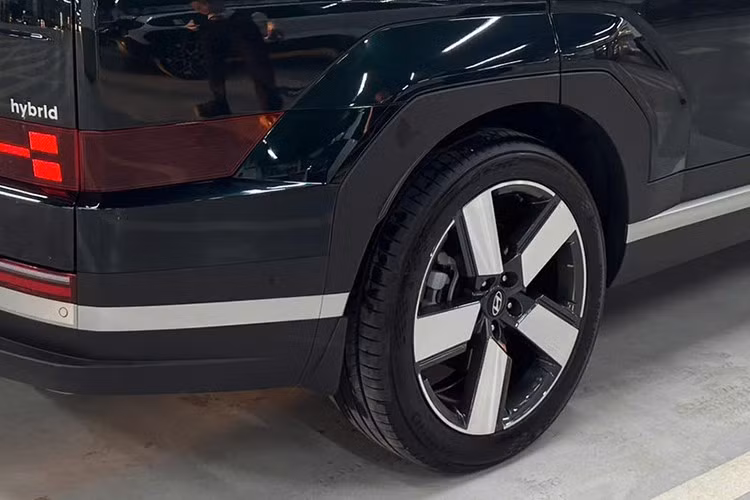 Điểm nhấn khác biệt lớn nhất của Hyundai SantaFe Hybrid so với các phiên bản còn lại đương nhiên nằm ở động cơ. Theo đó, xe sẽ dùng hệ truyền động hybrid gồm động cơ xăng 4 xi-lanh, tăng áp, dung tích 1.6L, kết hợp với mô-tơ điện và hộp số tự động 6 cấp. Hệ truyền động này tạo ra công suất tổng cộng 235 mã lực và mô-men xoắn cực đại 367 Nm.