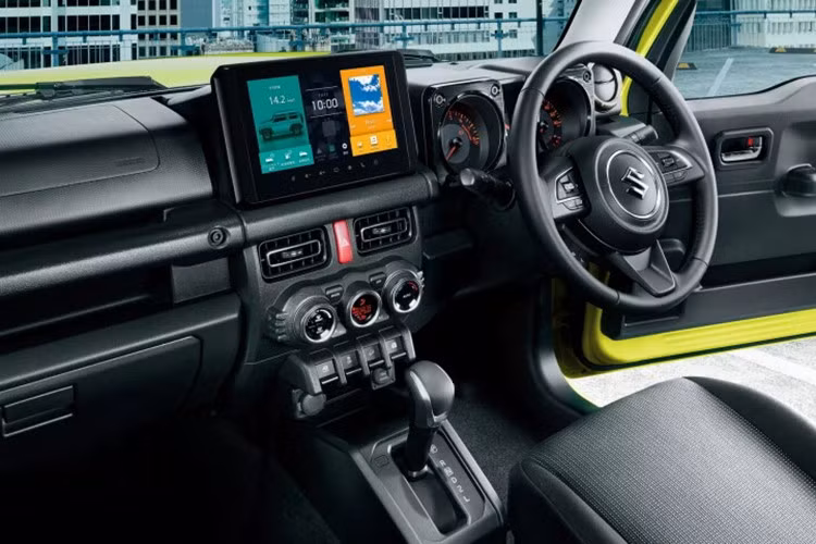 Dual Sensor Brake Support II trên Jimny 2026 hỗ trợ giữ làn đường, kiểm soát hành trình thích ứng và cảm biến hỗ trợ đỗ xe trước – sau. Ngoại hình và nội thất vẫn giữ thiết kế quen thuộc, không có thay đổi đáng kể.