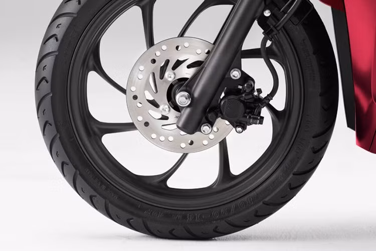 Xe sử dụng bộ vành 14 inch cho cả bánh trước và sau, mang lại khả năng giữ thăng bằng tốt trong môi trường đô thị và những đoạn đường ngoài phố. Hệ thống phanh trước dạng đĩa kết hợp Combi Brake giúp phân bổ lực phanh đều, tăng độ an toàn trong quá trình di chuyển.
