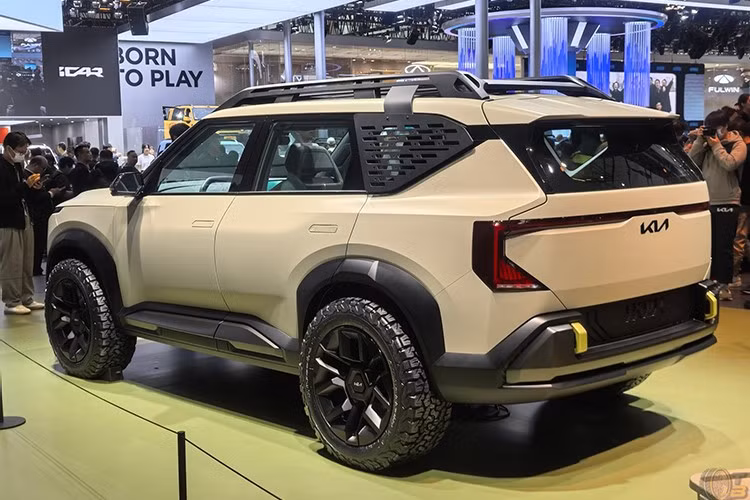 SUV thuần điện đang được phân phối với các phiên bản EV5 Air, EV5 Earth và EV5 GT-line. Phiên bản hiệu năng cao EV5 GT được xác nhận đưa vào sản xuất.