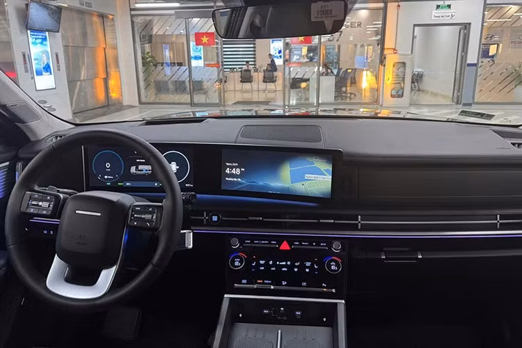 Đại lý cho biết Hyundai SantaFe Hybrid chỉ tiêu thụ lượng xăng trung bình 5,1 lít/100 km - một con số ấn tượng với SUV hạng D. Ngoài ra, xe còn có hệ thống e-Dynamic Drive để cải thiện hiệu suất vận hành, e-Comfort Drive giúp tối ưu hóa cảm giác lái thoải mái và hệ thống phanh tái tạo năng lượng điều chỉnh qua lẫy sau vô lăng.