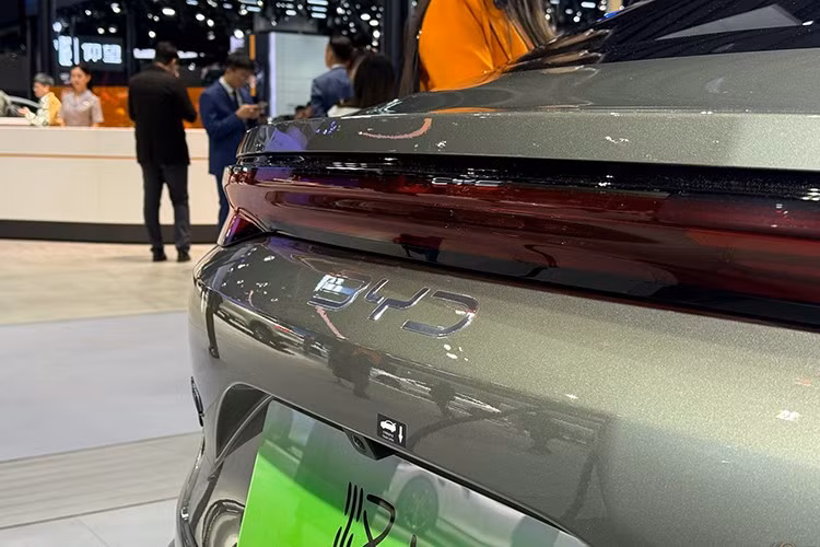 Ngoài ra, hãng còn mở bán gói body kit thời hạn gồm sơn xanh ô liu hoặc xanh lam Xizi, mui đen nổi, ốp thể thao, mâm đen mờ và kẹp phanh vàng bốn piston cho BYD Han L 2026 mới tại thị trường Trung Quốc.