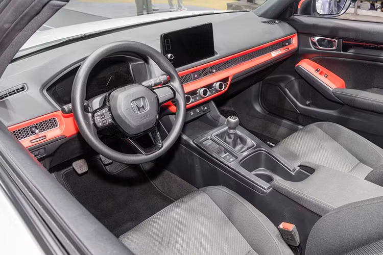 Bên trong nội thất xe bỏ bố cục 5 chỗ nguyên bản và chuyển sang dạng 2+2, trong khi bảng táp-lô giữ nguyên phong cách rất Civic. Một vài điểm nhấn nội thất màu đỏ trải dọc bảng táp-lô tạo sự khác biệt so với Civic/Integra tiêu chuẩn.