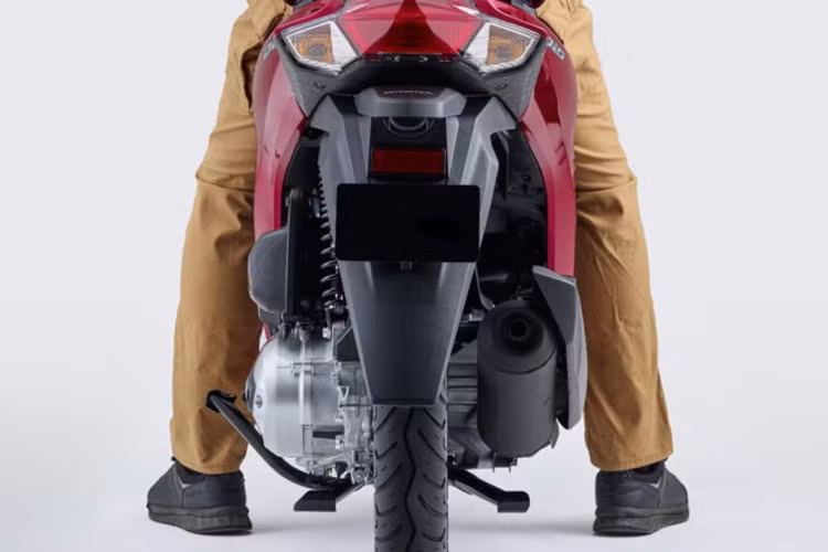 Honda đã thiết kế lại kết cấu yên để giảm chiều cao mà không cần làm mỏng lớp đệm, giúp xe giữ nguyên sự êm ái khi ngồi nhưng trở nên thân thiện hơn với người dùng có vóc dáng nhỏ, đặc biệt là phụ nữ hoặc người mới tập lái.