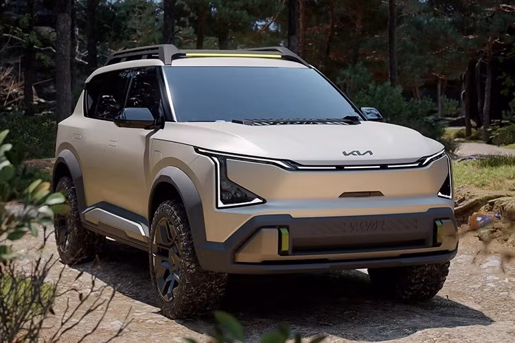Tại triển lãm Ôtô Quảng Châu 2025, Kia đã giới thiệu bản concept xe điện Kia EV5 Weekender, được phát triển bởi Kia China Style Design Team (Trung Quốc). Sau EV9, PV5 và Tasman, tân binh EV5 là chiếc xe thứ 4 mang huy hiệu "Weekender". Điểm nhấn của concept này là phong cách offroad ấn tượng.