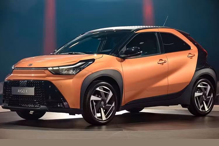 Toyota đã biến mẫu xe cỡ nhỏ Aygo của mình thành Aygo X vào năm 2022, và giờ đây mẫu xe này đã trở thành mẫu xe hybrid nhỏ nhất của thương hiệu. Chiếc xe đô thị này đang chuẩn bị ra mắt tại Vương quốc Anh với sức mạnh điện khí hóa ấn tượng cùng mức giá tốt.