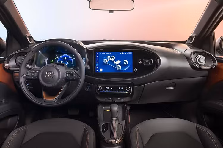 Xe cũng được trang bị thêm khả năng cách âm, ghế bọc vải mới với họa tiết thêu chữ X và đường viền, đế sạc không dây, cùng nhiều tính năng khác. Khách hàng cũng có thể lựa chọn một trong bốn màu sơn ngoại thất hai tông màu ánh kim, cùng với cảm biến đỗ xe trước và sau và tính năng mở cửa thông minh trong gói Parking Pack.