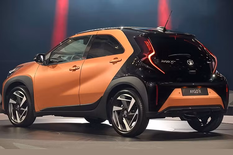 Các tính năng này bao gồm hệ thống cảnh báo va chạm trước, hỗ trợ lái xe chủ động, hệ thống dừng xe khẩn cấp, hỗ trợ theo dõi làn đường, hỗ trợ biển báo giao thông và kiểm soát hành trình thích ứng. Gói tiện ích là một tùy chọn bổ sung.