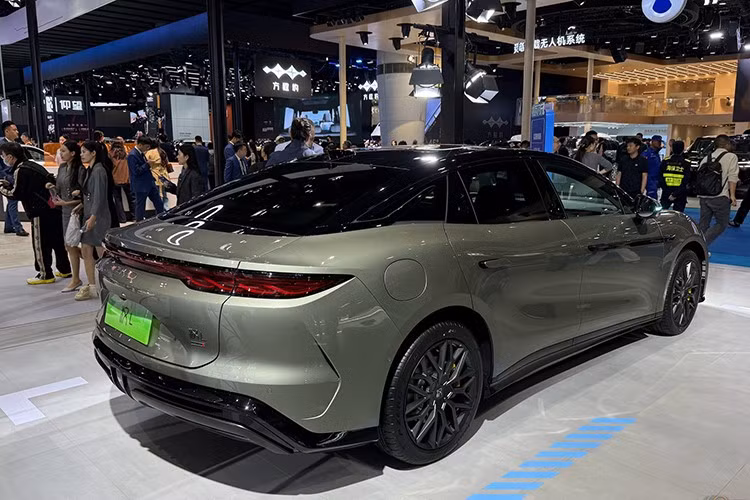 BYD bổ sung hai màu ngoại thất nổi bật: xanh ô liu và xanh lam Xizi, cùng bộ huy hiệu đen, mâm đen mờ và kẹp phanh vàng giúp mẫu sedan thêm phần thể thao. Ở phía sau, dải đèn hậu LED kéo dài toàn chiều ngang, hiệu ứng xoắn hiện đại kết hợp bộ khuếch tán gió và ốp gầm đôi màu bạc tạo dáng vẻ bề thế.