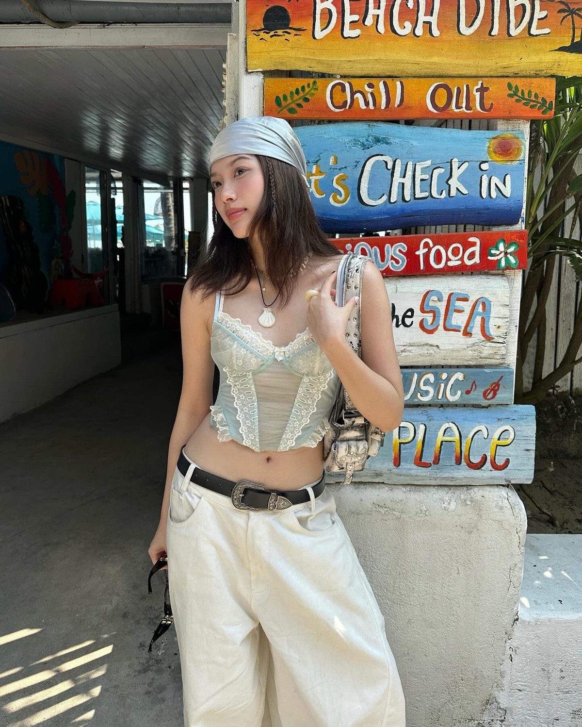 Narl Nguyễn theo đuổi hình ảnh nữ tính pha chút phóng khoáng. Cô biến hoá linh hoạt giữa các set đồ đơn giản như áo thun, croptop, denim cho đến váy lụa, đầm ôm dáng hay trang phục mang hơi hướng vintage.