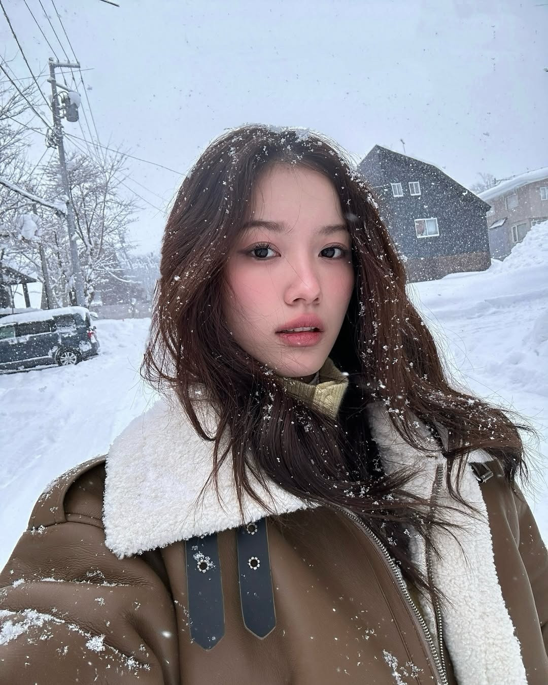 Visual của Narl Nguyễn cũng là yếu tố khiến dân tình bàn tán không ngớt. Gương mặt nhỏ, đôi mắt to và thần thái trong veo giúp cô được ví như "tiểu Baifern" phiên bản Việt.