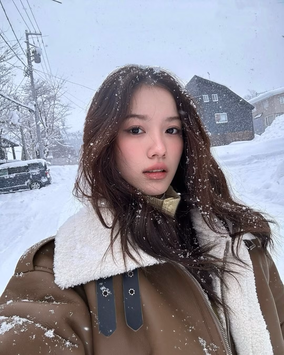 Visual của Narl Nguyễn cũng là yếu tố khiến dân tình bàn tán không ngớt. Gương mặt nhỏ, đôi mắt to và thần thái trong veo giúp cô được ví như "tiểu Baifern" phiên bản Việt.