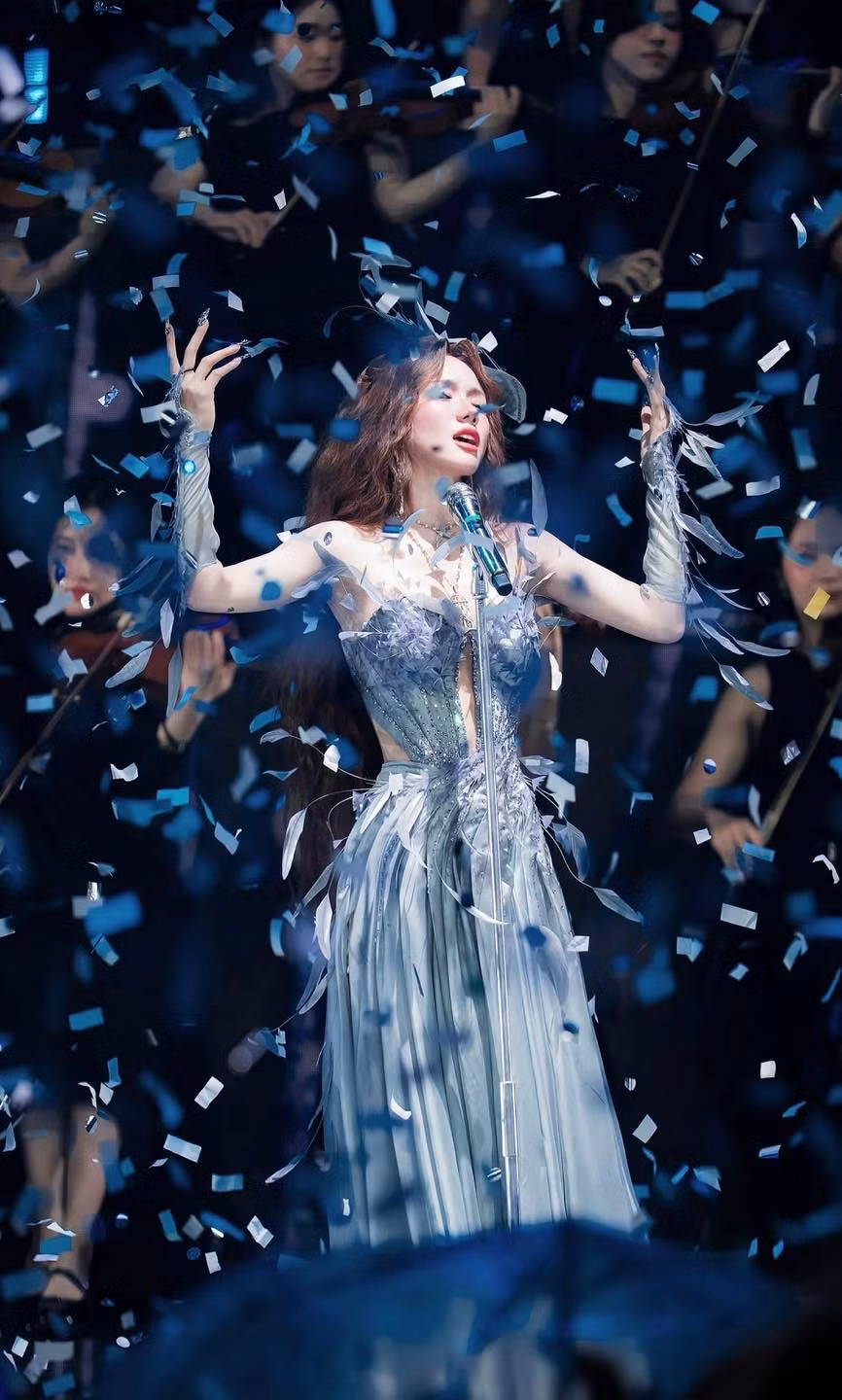 Dù đã "bỏ túi" danh xưng "Vợ quốc dân" một thời, Phương Ly vẫn đang chứng minh sức hút bền bỉ của mình bằng một vẻ đẹp không tuổi và một lối sống đáng ngưỡng mộ.