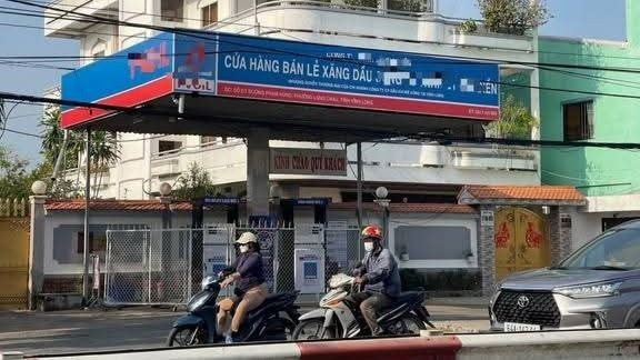 Xử phạt 1 doanh nghiệp kinh doanh xăng dầu 15 triệu đồng vì tự ý ngưng bán. Ảnh: NL