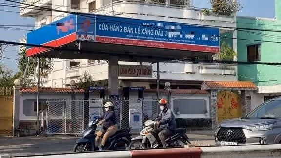 Xử phạt 1 doanh nghiệp kinh doanh xăng dầu 15 triệu đồng vì tự ý ngưng bán. Ảnh: NL