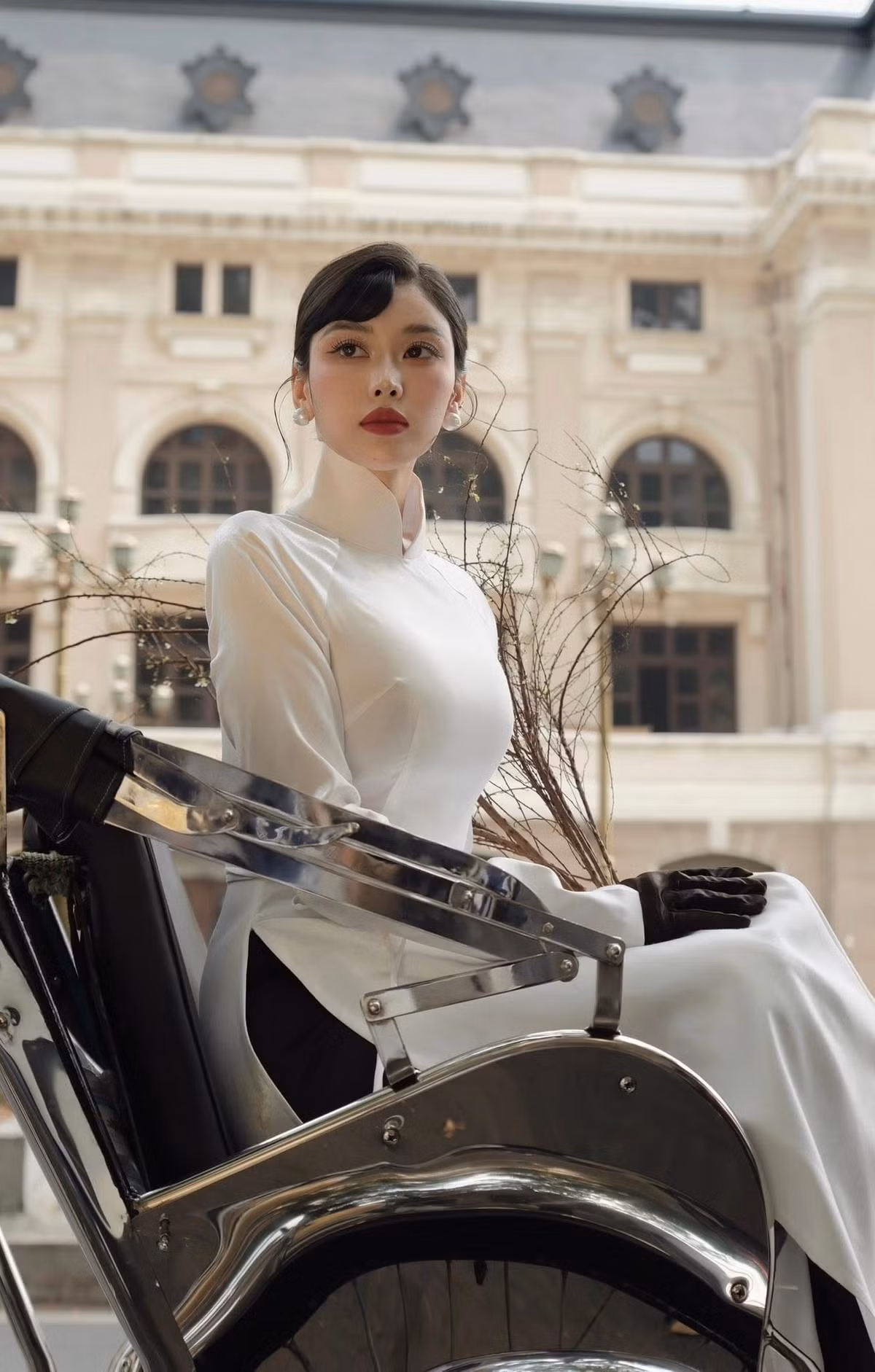 Những lợi thế này giúp Thái Ngọc San dễ dàng “biến hóa” với nhiều phong cách khác nhau, từ gợi cảm, cá tính thường thấy đến hình ảnh dịu dàng, cổ điển trong bộ ảnh áo dài đón Tết.