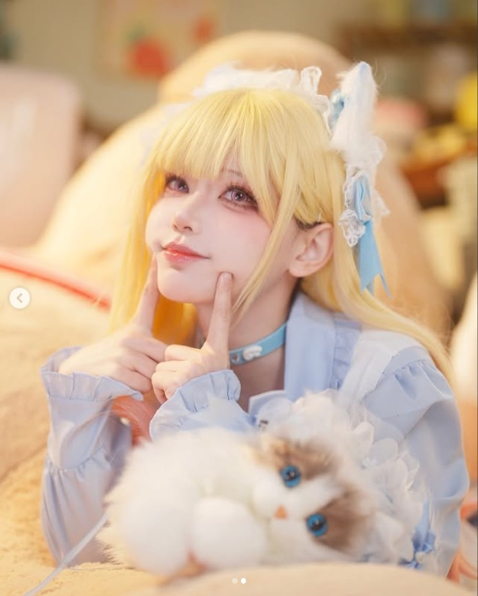 Mỗi lần nữ coser "trở mình", người xem lại phải rung rinh, xao xuyến. Nhìn vào khung cảnh nên thơ, ai cũng tưởng rằng Fleurdelys vừa mới tỉnh giấc trong thế giới thần thoại.